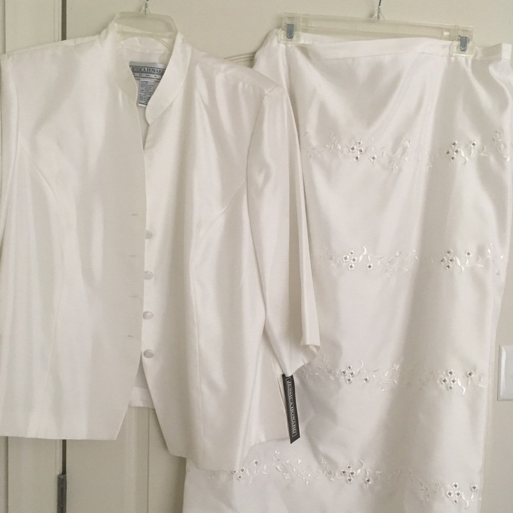 Women’s Jessica Howard white suit